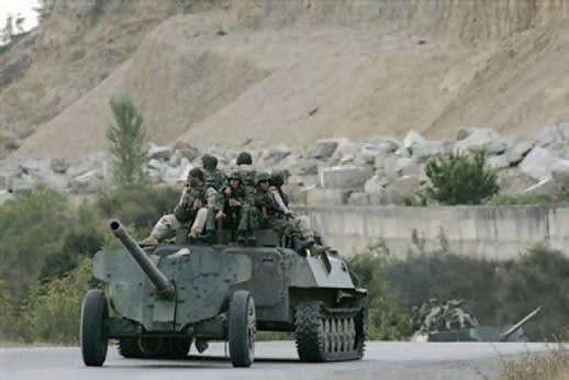 Грузинская колонна техники в районе Гори, 13 августа 2008 года. МТ-ЛБ буксируют противотанковые орудия